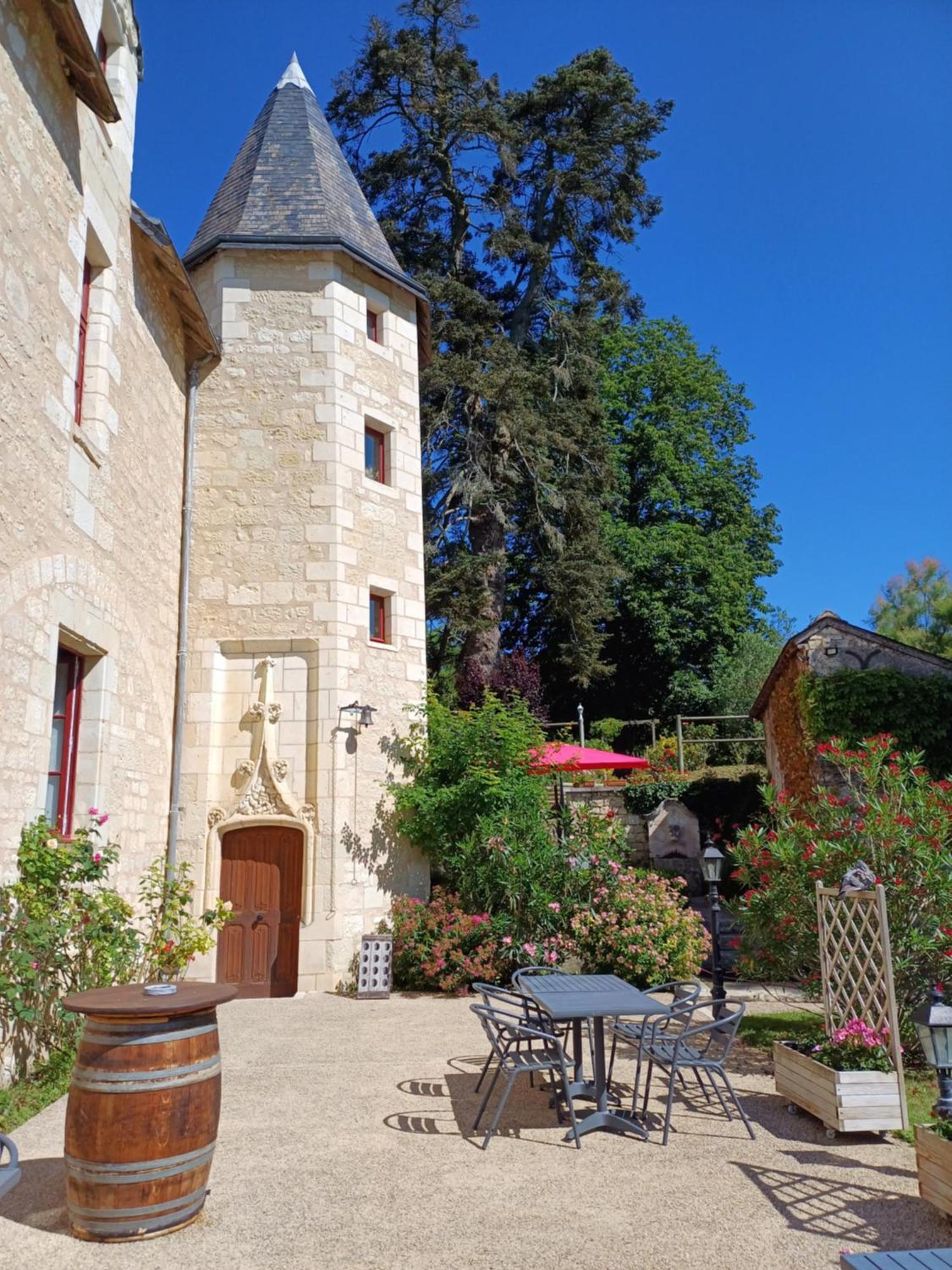 Manoir De L'Abbaye Bed & Breakfast Seuilly Exterior photo